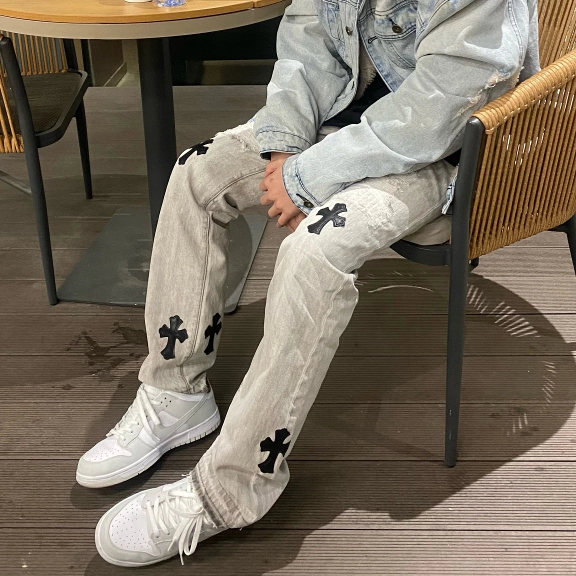 Jeans mit überkreuzten Rissen