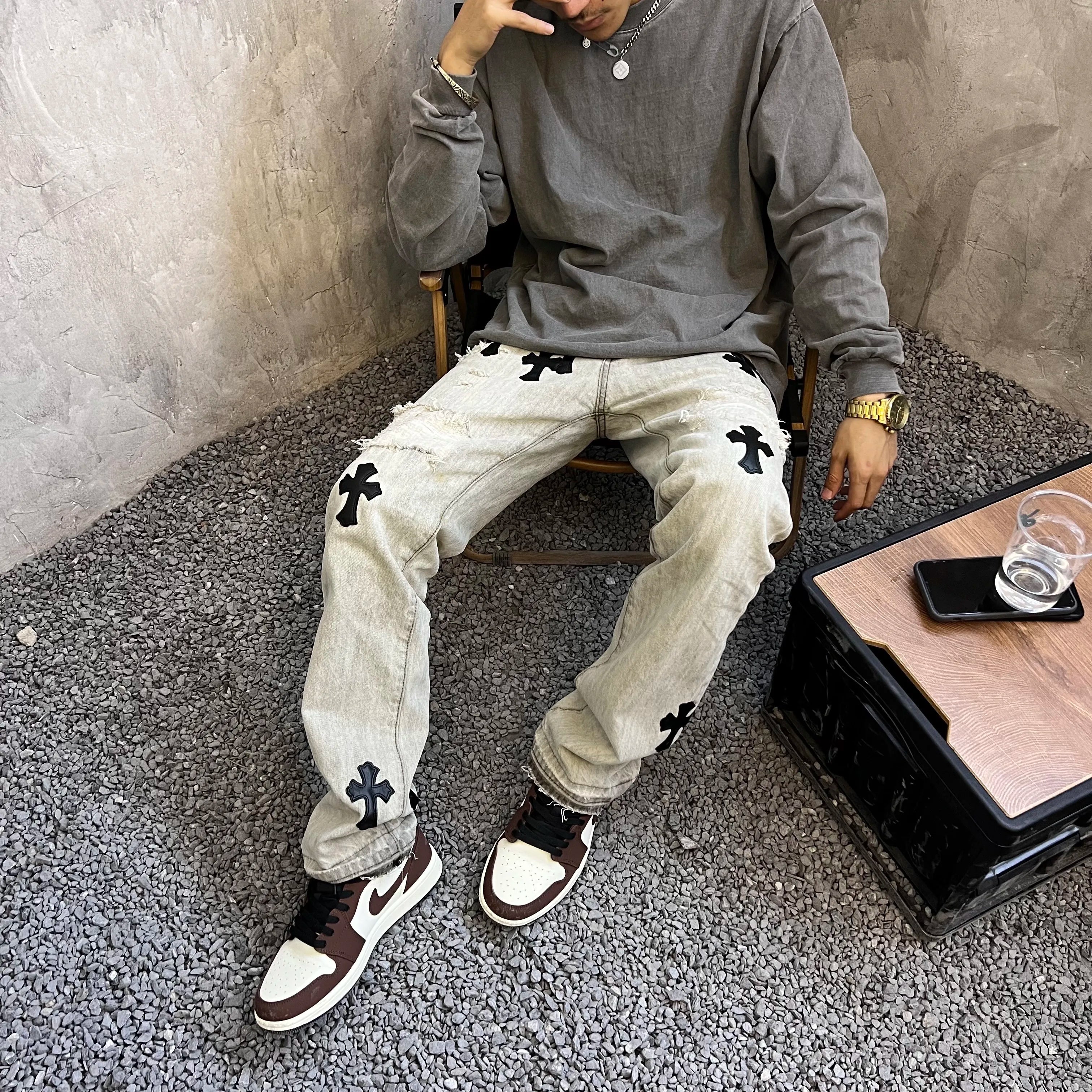 Jeans mit überkreuzten Rissen